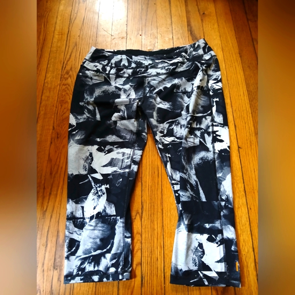 Lucy - Women's Black/White Stretch Pull On Capri Athletic Active Pants. Size 1X